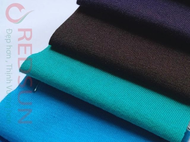 Màu xanh lục pha lam, dịu mắt, hợp với áo đồng phục quán cafe, spa